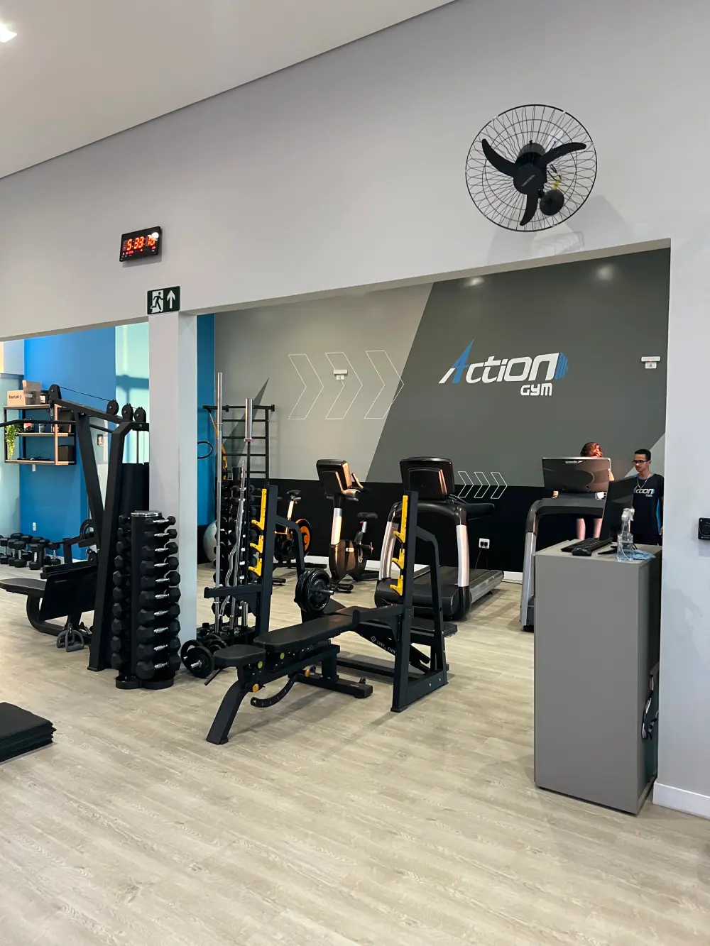 Área de cardio e esteiras da 4 Action Gym